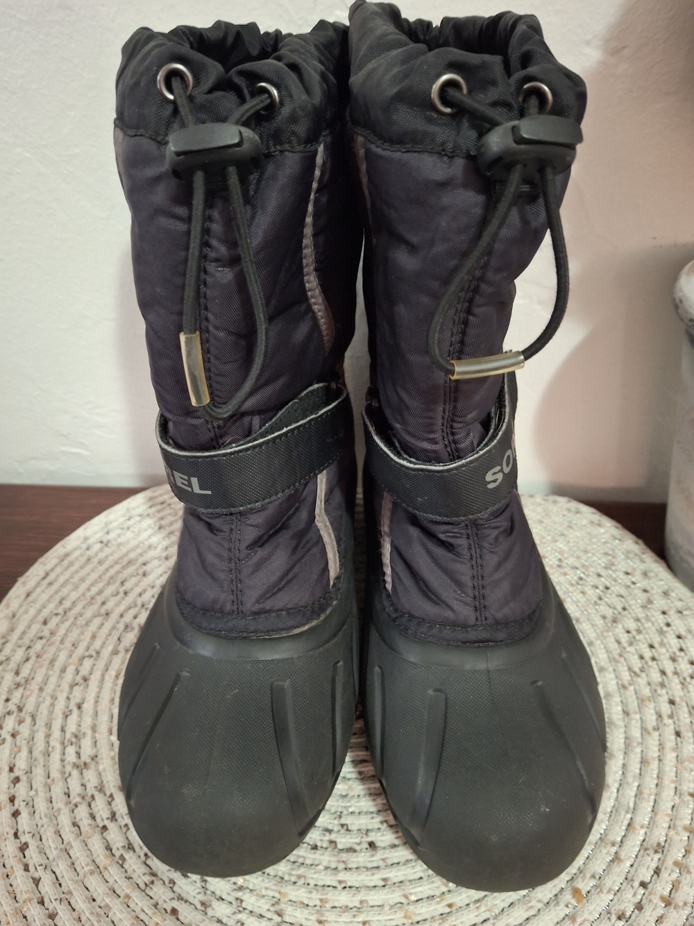 Sorel Black Insulated Snow Boots with Drawstring Top Size 4.